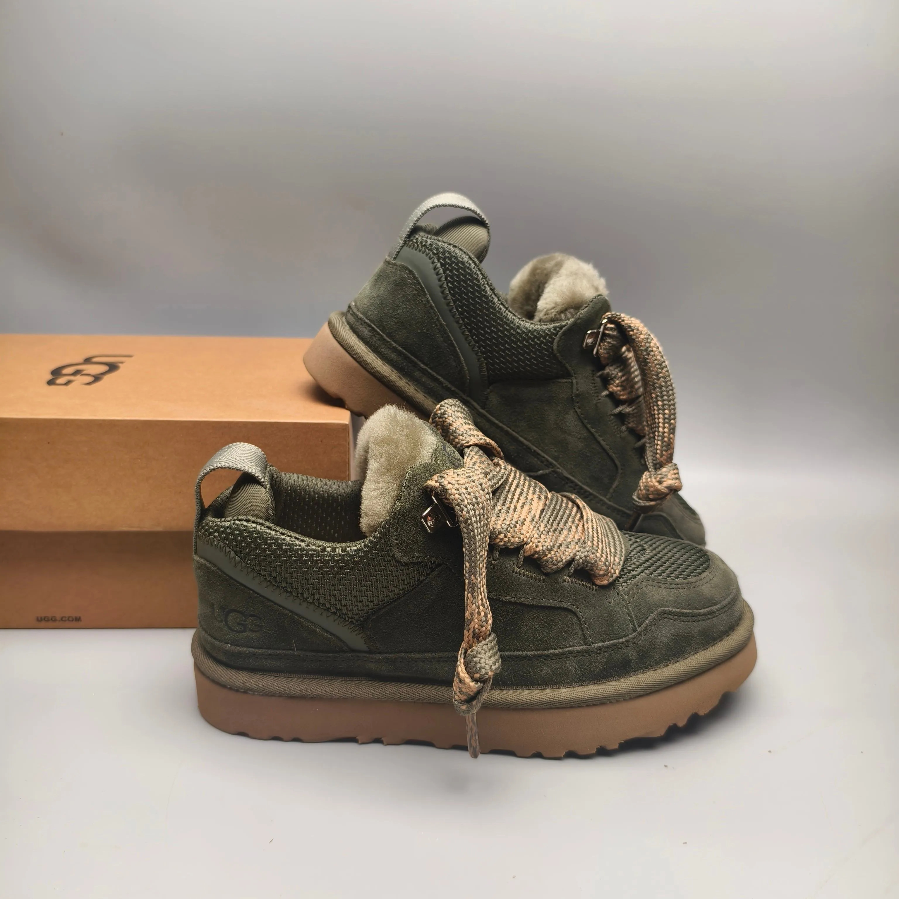 💰640 UGG sheepskin all-in-one snow boots 4032 couple mesh sports and leisure style color: sand black chestnut gray walnut antelope brown white code number: 35-45?